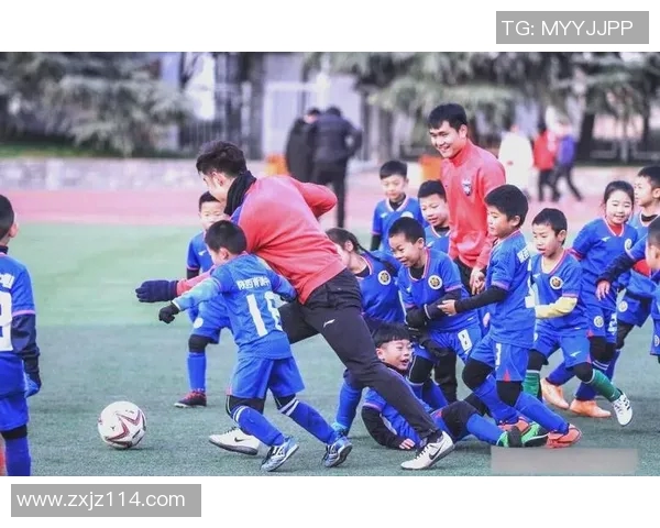 足球明星的魅力瞬间与场上风采的细腻描绘与感人故事