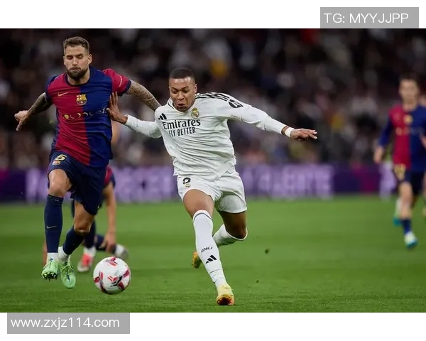 姆巴佩足球明星的对手们揭示了足球场上的竞争与荣耀